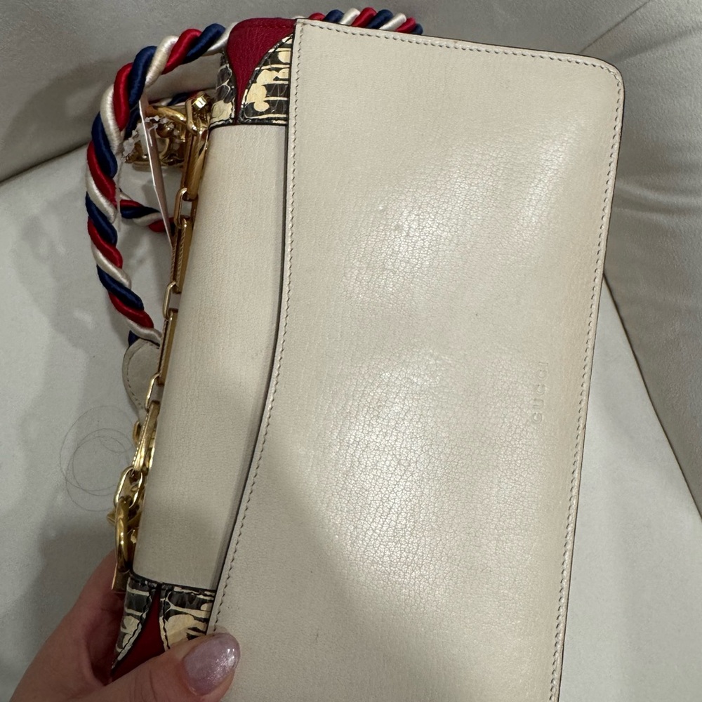 Gucci Chic Black Clutch with Gold Accents and Sleek Design - Picture 3 of 14